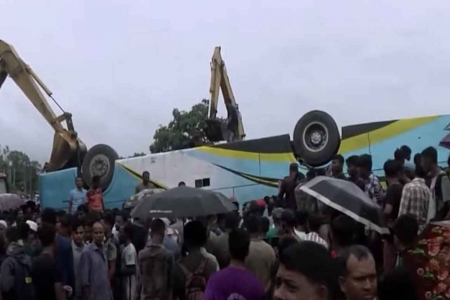 চট্টগ্রামে বাস উল্টে নিহত ১, আহত ১৫