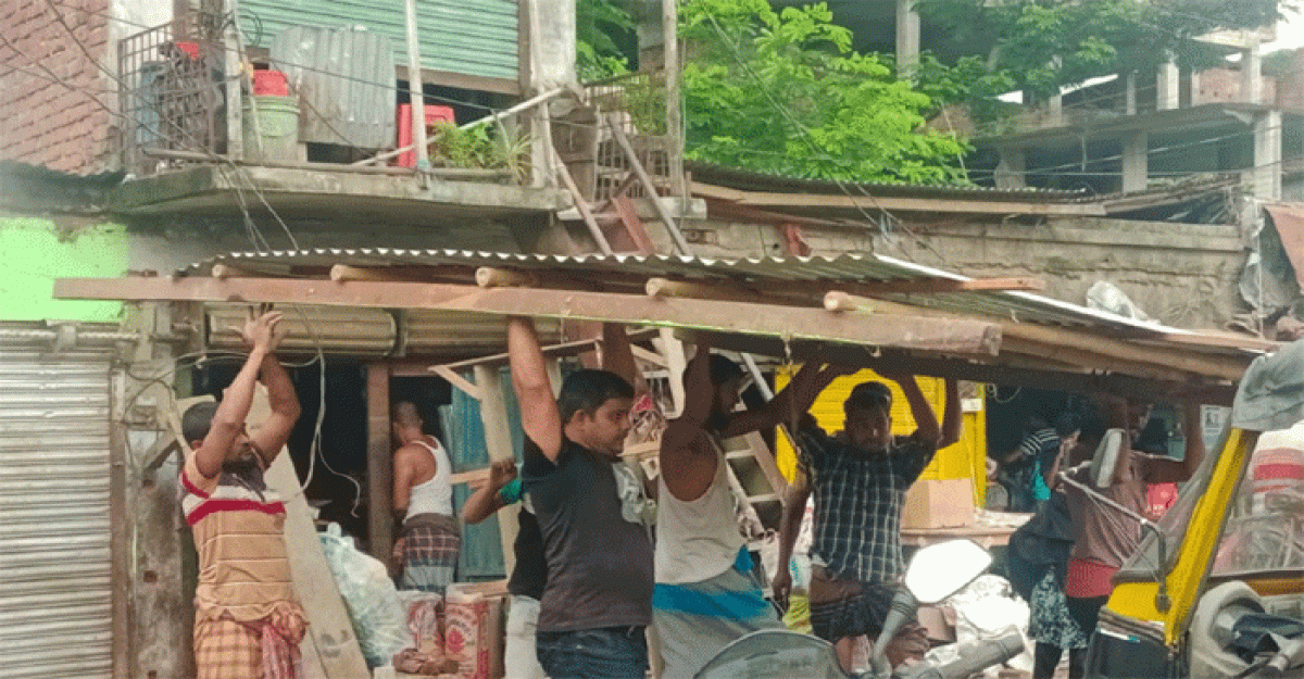 লক্ষীপাশা চৌরাস্তা বাজারের অবৈধ স্থাপনা উচ্ছেদ করল প্রশাসন