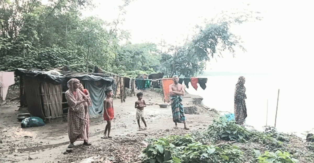  মধুমতী নদী ভাঙনে এলাকা ছেড়েছে শতশত পরিবার