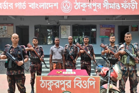 চুয়াডাঙ্গায় বিজিবির অভিযানে ৮ টি স্বর্ণের বারসহ কারবারি আটক