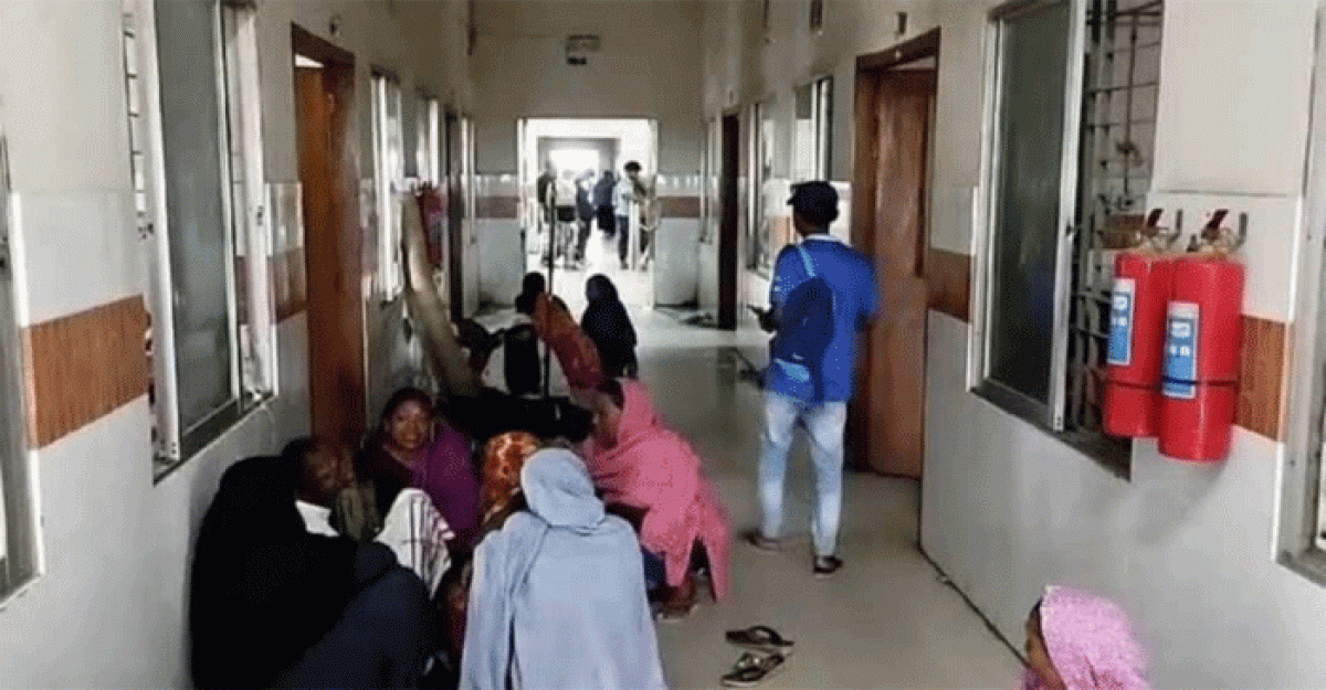 চুয়াডাঙ্গায় ভাইরাসজনিত জ্বরের প্রকোপে জায়গা নেই হাসপাতালের মেঝেতেও