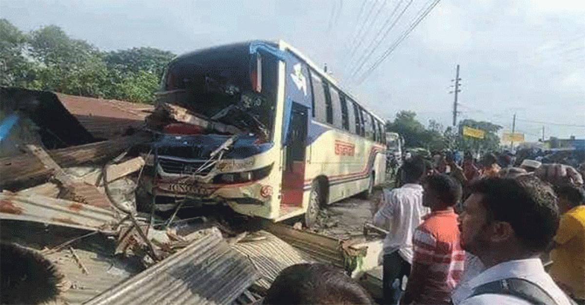 তারাকান্দায় বাসের ধাক্কায় অটোচালকসহ নিহত ২ 