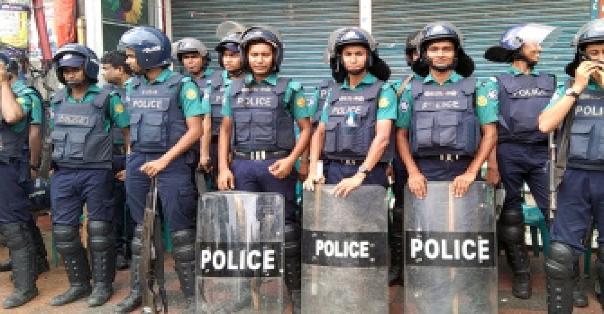 মোড়ে মোড়ে সতর্ক অবস্থানে পুলিশ, প্রস্তুত সাঁজোয়া যান