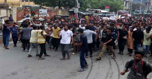 নওগাঁয় শিক্ষার্থীদের সঙ্গে আ.লীগ ও পুলিশের সংঘর্ষ, আহত ১০