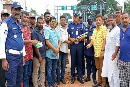 লোহাগড়ায় সড়কে ফিরল ট্রাফিক পুলিশ, পেলেন ফুলেল শুভেচ্ছা