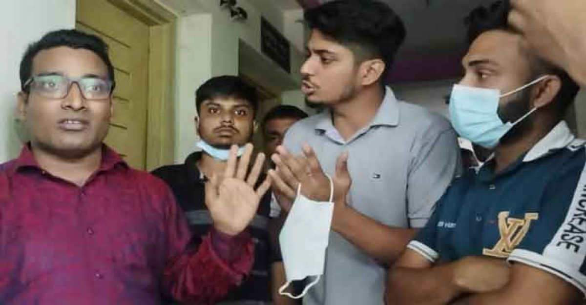 লোহাগড়ায় ছাত্রদের তোপের মুখে প্রানী সম্পদ কর্মকর্তা 