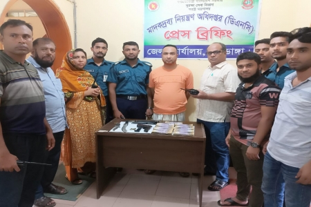 চুয়াডাঙ্গায় পিস্তল-গুলি ও নগদ টাকাসহ আটক ১