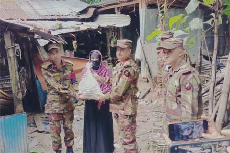 গুইমারায়  সেনাবাহিনীর মানবিক সহায়তা প্রদান 