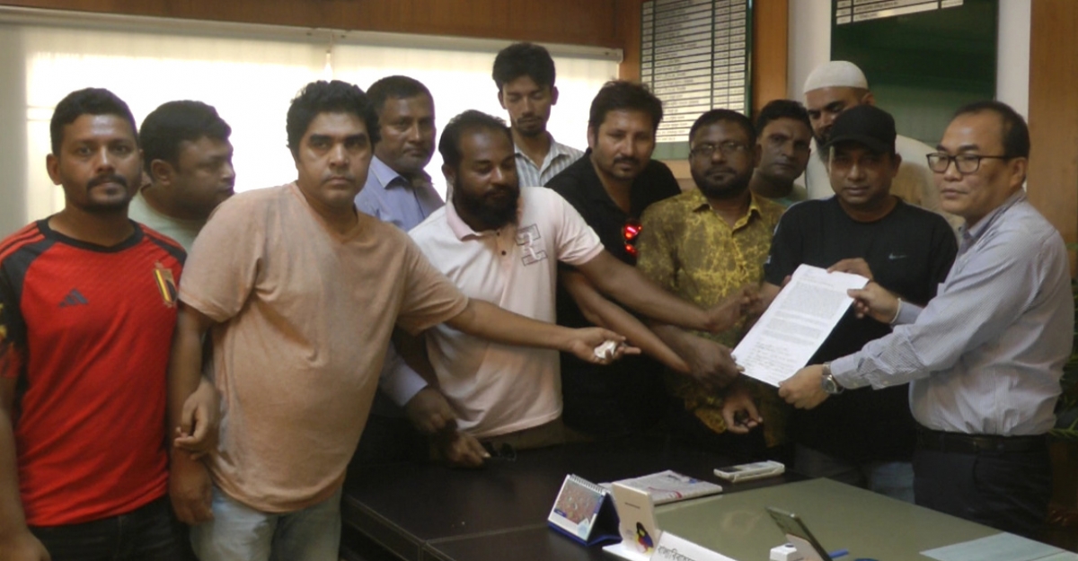 চুয়াডাঙ্গায় ক্রীড়া অফিসারের পদত্যাগের দাবিতে খেলোয়াড়দের মানববন্ধন 