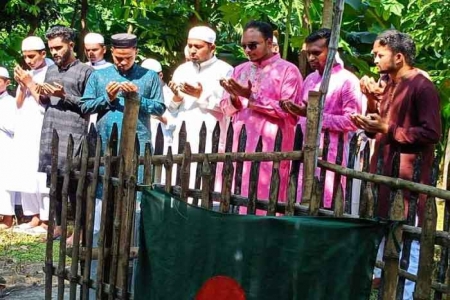 নওগাঁয় শহীদ শেখ ফাহমিন জাফরের কবর জিয়ারত করেন ছাত্রদল 