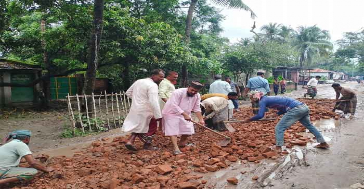 চুয়াডাঙ্গায় সেচ্ছাশ্রমে রাস্তা সংস্কার করলেন জামায়াতের নেতাকর্মীরা