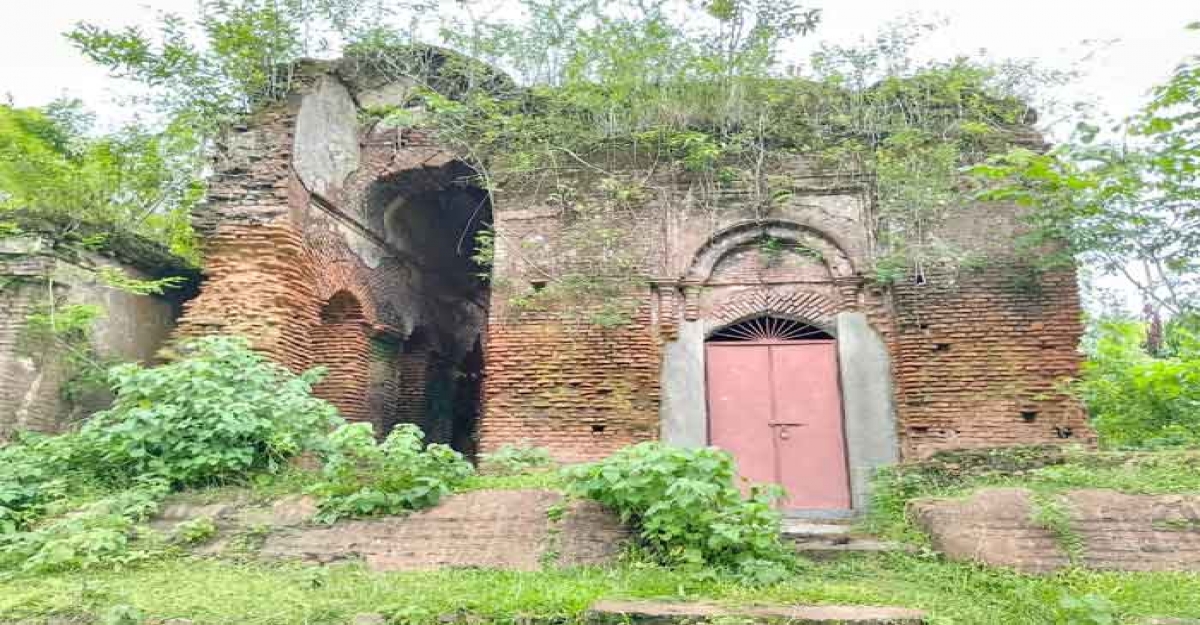 ধ্বংসের পথে পিরোজপুরের রায়েরকাঠি জমিদার বাড়ি 