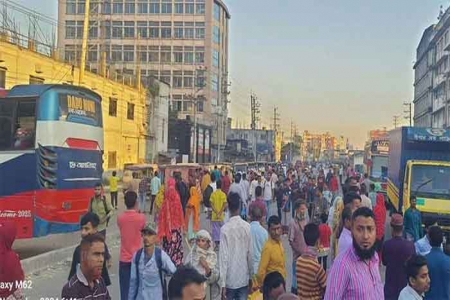 গাজীপুরে শ্রমিক বিক্ষোভে অচল মহাসড়ক, ২০ কিলোমিটার যানজট