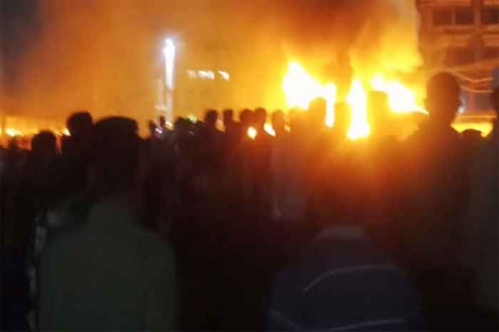 গাজীপুরে ৩ বাসে আগুন, মহাসড়ক অবরোধ