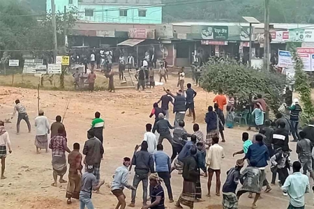 ৫ টাকা ভাড়া নিয়ে ৪ গ্রামবাসীর সংঘর্ষ, আহত শতাধিক