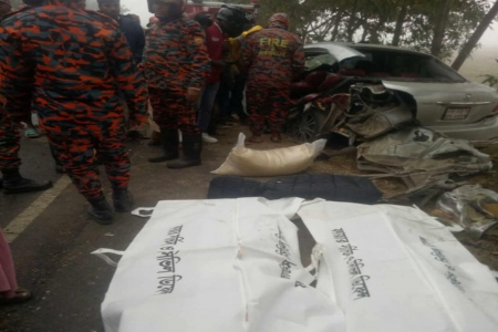 নওগাঁর মান্দায় বাস ও প্রাইভেটকার মুখোমুখি সংঘর্ষে নিহত ২