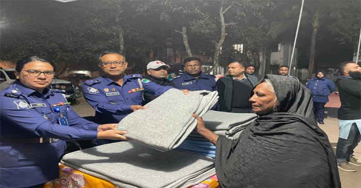 চুয়াডাঙ্গায় জেলা পুলিশের উদ্যোগে অসহায় মানুষের মাঝে শীতবস্ত্র বিতরণ 