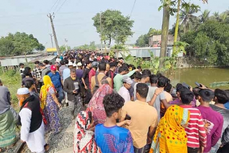 ফরিদপুরে ট্রেনের ধাক্কায় মাইক্রোবাসের ৫ যাত্রী নিহত