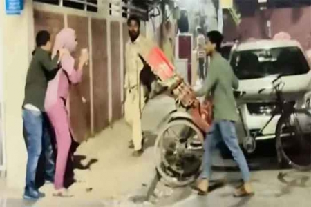উত্তরায় দম্পতিকে কোপানোর ভিডিও ভাইরাল, আটক ২ 