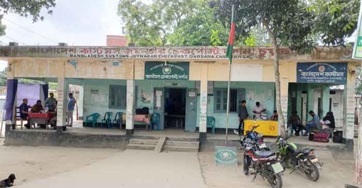 দর্শনা ইমিগ্রেশনে কমছে ভারতগামী যাত্রী, লোকসানে ব্যবসায়ীরা