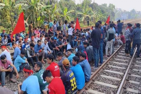 বিশ্ববিদ্যালয়ের নাম পছন্দ না হওয়ায় রেললাইন অবরোধ 