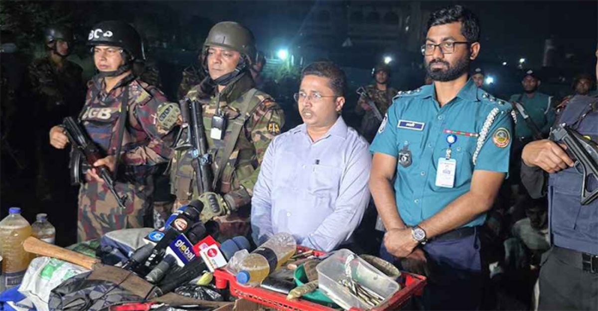 টঙ্গীতে যৌথ বাহিনীর অভিযানে গ্রেপ্তার ৬০, মাদকসহ দেশীয় অস্ত্র উদ্ধার  