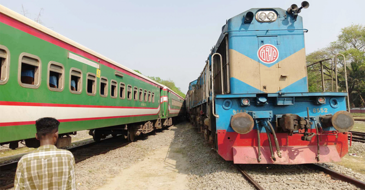 রাজশাহী স্টেশনে দুই ট্রেনের সংঘর্ষ, বগি লাইনচ্যুত