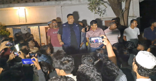 চুয়াডাঙ্গায় বাবার বিরুদ্ধে মেয়েকে ধর্ষণচেষ্টার অভিযোগ, বাড়ি ঘেরাও