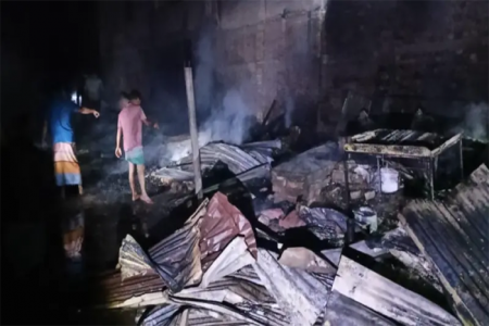 চুয়াডাঙ্গায় অগ্নিকাণ্ডে দোকান কারখানা পুড়ে অর্ধকোটি টাকার ক্ষতি