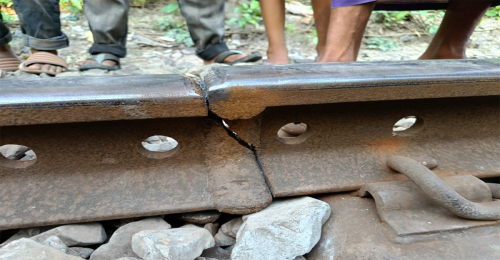  জীবননগরে রেললাইনে ফাটল ধীর গতিতে ট্রেন চলাচল