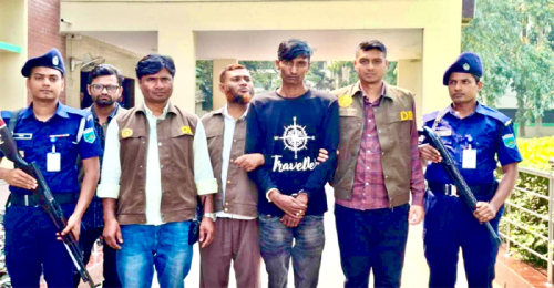 নওগাঁয় পুলিশ পরিচয়ে চাঁদা দাবি, প্রেপ্তার ১