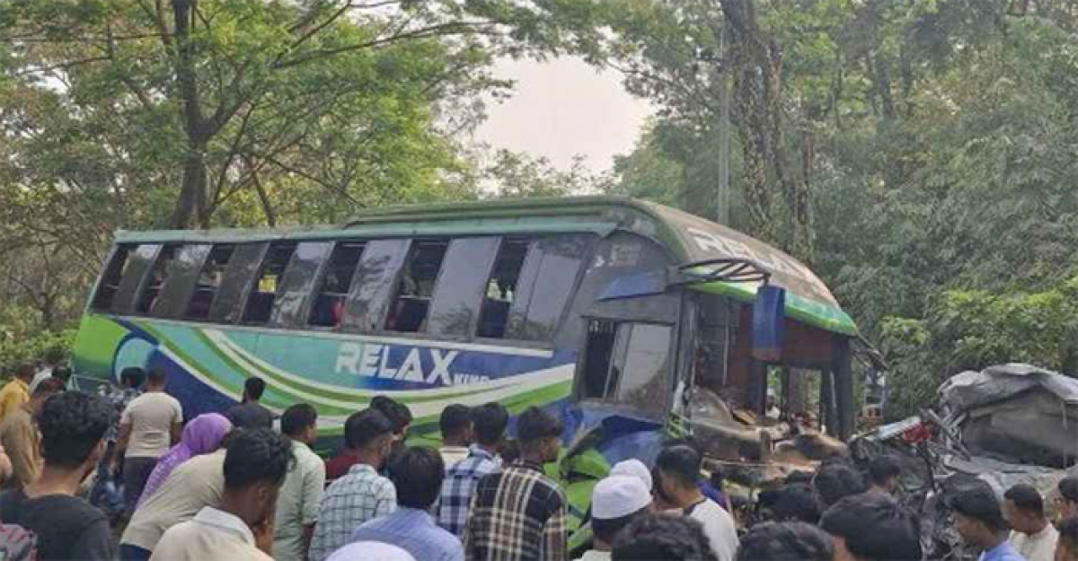 চট্টগ্রামে বাস ও মাইক্রোবাসের মুখোমুখি সংঘর্ষে নিহত বেড়ে ১০ 