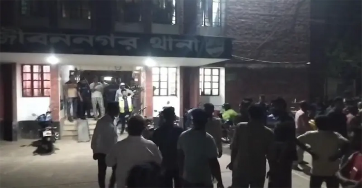  জীবননগরে আসামি ছাড়াতে থানা ঘেরাও