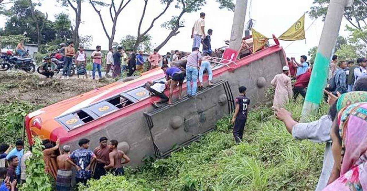 ফরিদপুরে বাস নিয়ন্ত্রণ হারিয়ে খাদে, নিহত ৫  