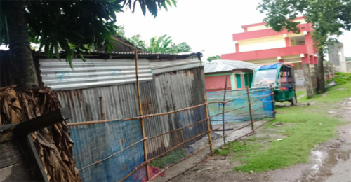 মদনে প্রাথমিক বিদ্যালয়ের মাঠে অবৈধভাবে ঘর নির্মাণ