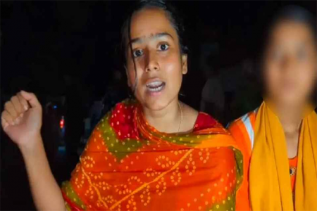 বৈষম্যবিরোধী ছাত্র আন্দোলনের নেত্রীকে রাস্তায় ফেলে মারধর