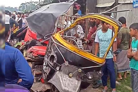 ফরিদপুরে বাস-মাহিন্দ্রার মুখোমুখি সংঘর্ষে নিহত বেড়ে ৫