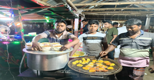  ভ্রাম্যমাণ গাড়িতে ফুসকা-চটপটি বিক্রি করে সাইফুল্লার মাসিক আয় ৫০ হাজার 