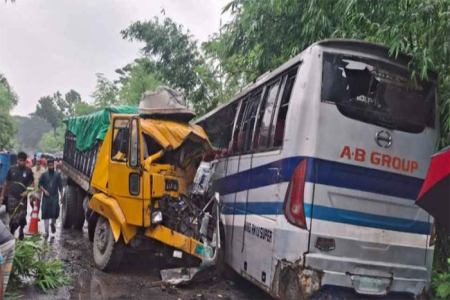 পাবনায় বাস-ট্রাকের মুখোমুখি সংঘর্ষে নিহত ৩  