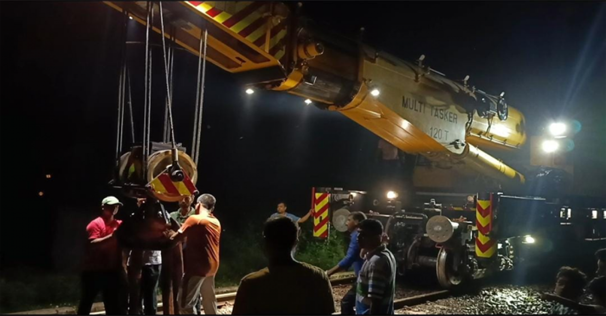 চুয়াডাঙ্গায় ৫ ঘন্টা পর খুলনার সঙ্গে সারাদেশের রেল যোগাযোগ স্বাভাবিক 