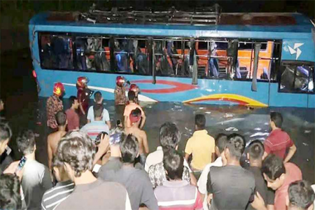 রংপুরে যাত্রীবাহী বাস উল্টে পুকুরে, শিশুসহ নিহত ৩