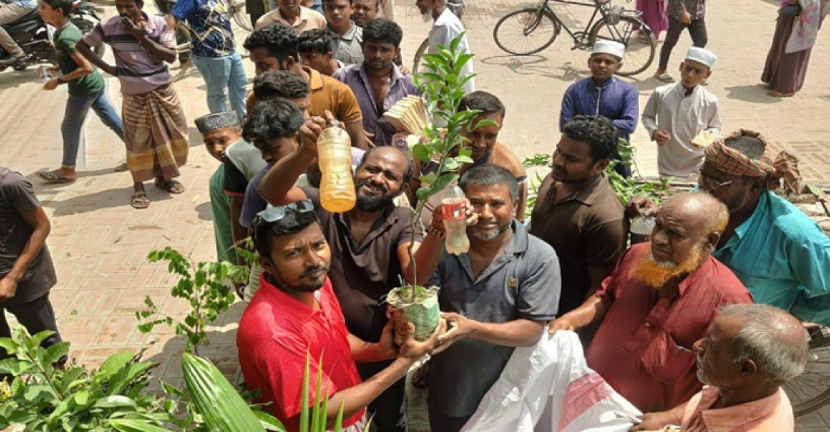জীবননগরে ক্ষতিকারক প্লাস্টিকের বোতলের বিনিময় গাছের চারা বিতরণ
