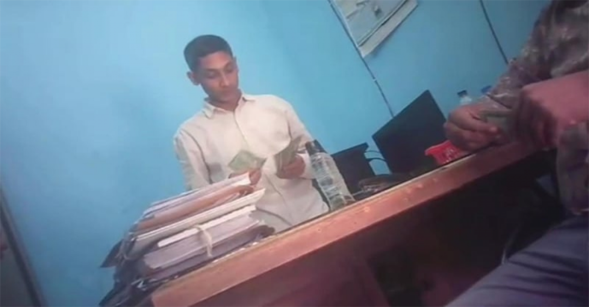 চুয়াডাঙ্গায় গুনে গুনে ঘুষের টাকা নিচ্ছেন জনস্বাস্থ্য ক্যাশিয়ার উজ্জ্বল বড়ুয়া