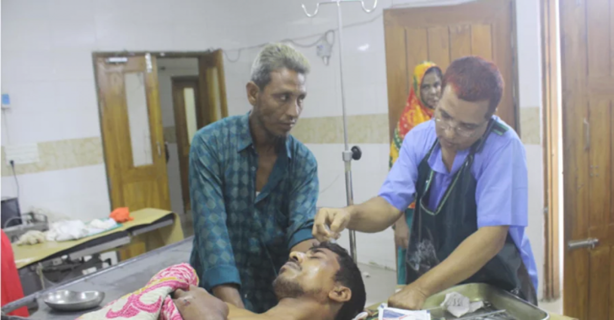রাণীনগরে স্কুলের নৈশপ্রহরীকে কুপিয়ে জখম