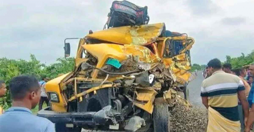 নওগাঁয় এক ট্রাককে আরেক ট্রাকের ধাক্কা, নিহত ১