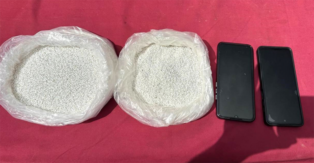 চুয়াডাঙ্গায় ১১ কেজি রুপাসহ দুই পাচারকারীকে আটক করেছে বিজিবি