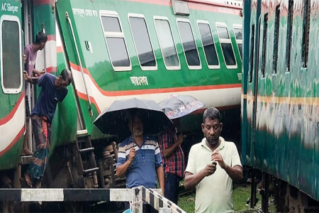লালমনিরহাটে দুই ট্রেনের সংঘর্ষ, উল্টে গেছে ২ বগি