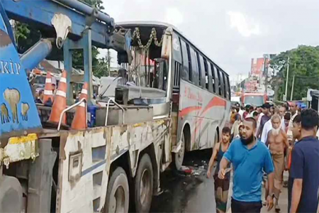ফরিদপুরে ২ বাসের মুখোমুখি সংঘর্ষ, নিহত ৩  