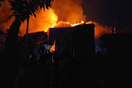 গাজীপুরে আগুনে পুড়ল ৪ ঝুট গুদাম