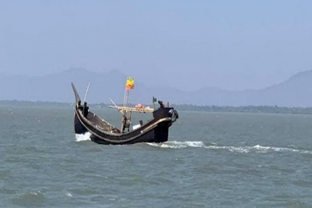 নৌকাসহ বাংলাদেশি ১২ জেলেকে ধরে নিয়ে গেল ‘আরাকান আর্মি’